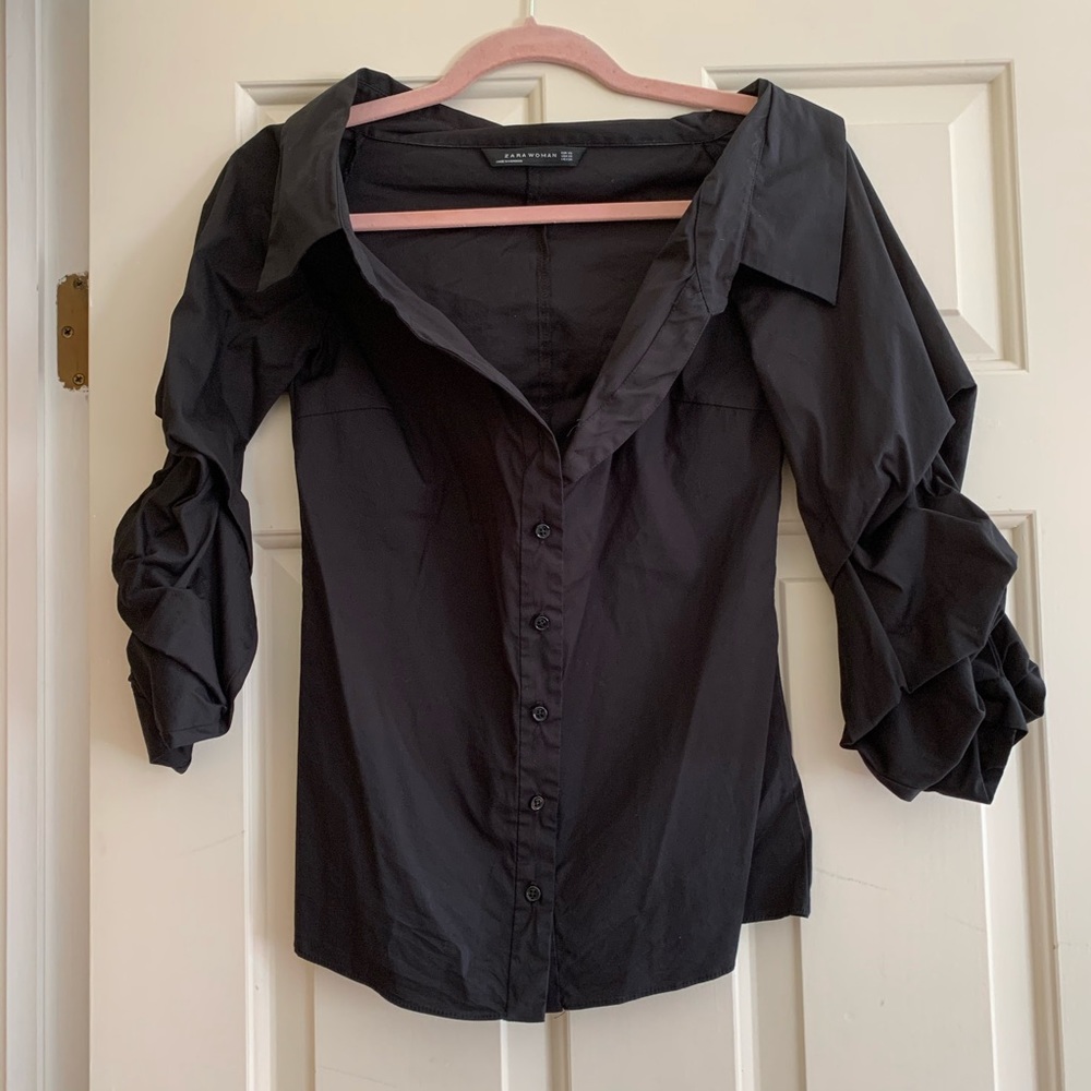 Off the shoulder black button top XS